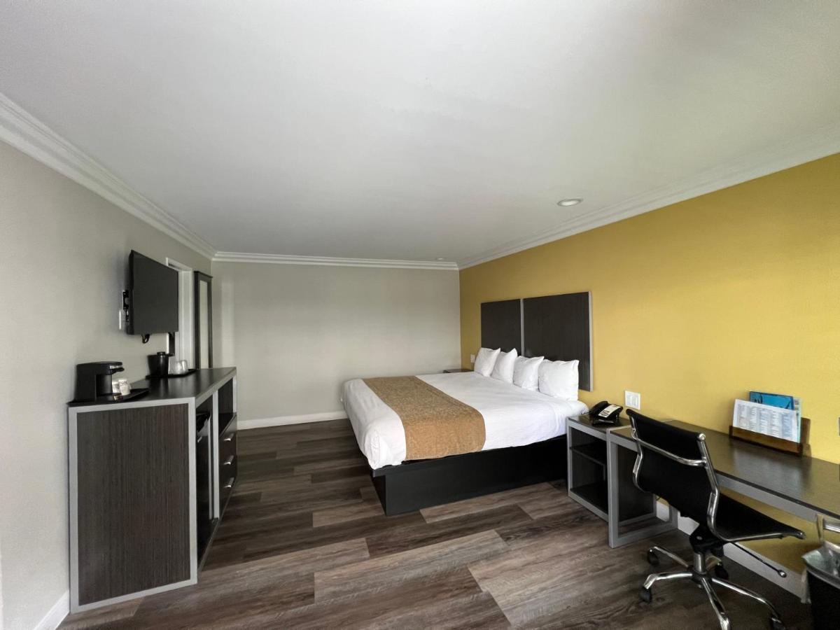 Deluxe Hawthorne/ Lax Motel