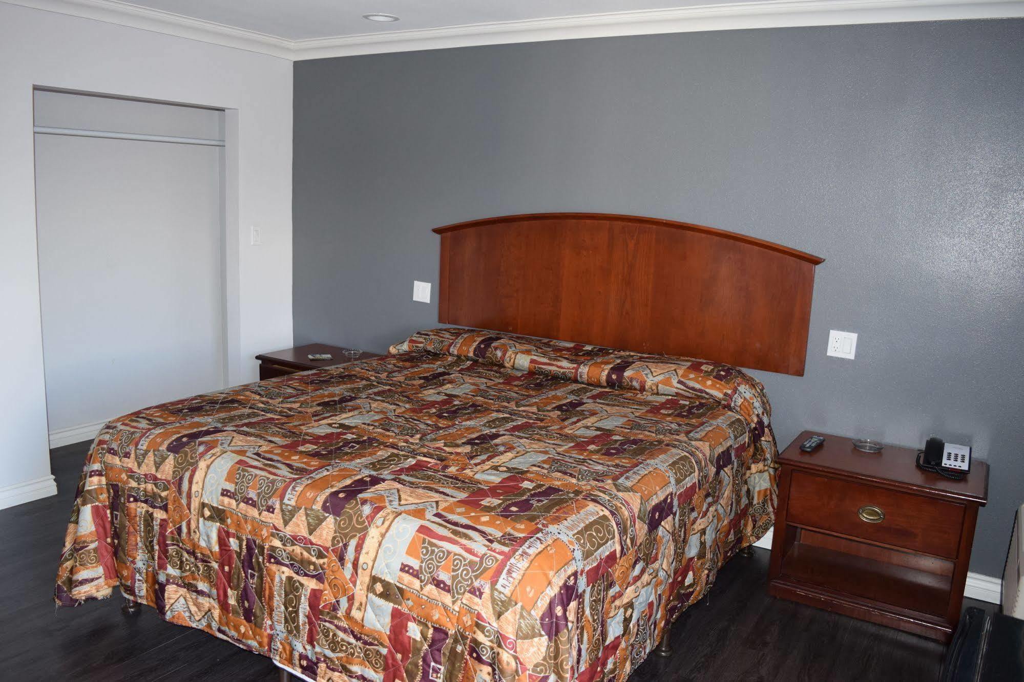 Deluxe Hawthorne/ Lax Motel